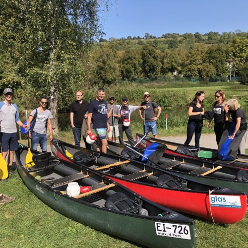 Das Bild zeigt einen Teil des techmatrix consulting Teams bei der Vorbereitung zur Kanufahrt im Altmühltal.