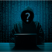 Das Bild zeigt einen mysteriösen Mann mit schwarzem Kapuzenpulli vor einem Laptop. Das Gesicht wurde durch ein blau-graues Fragezeichen ersetzt. Es ist einleitend für die bekanntesten Hacker aller Zeiten.